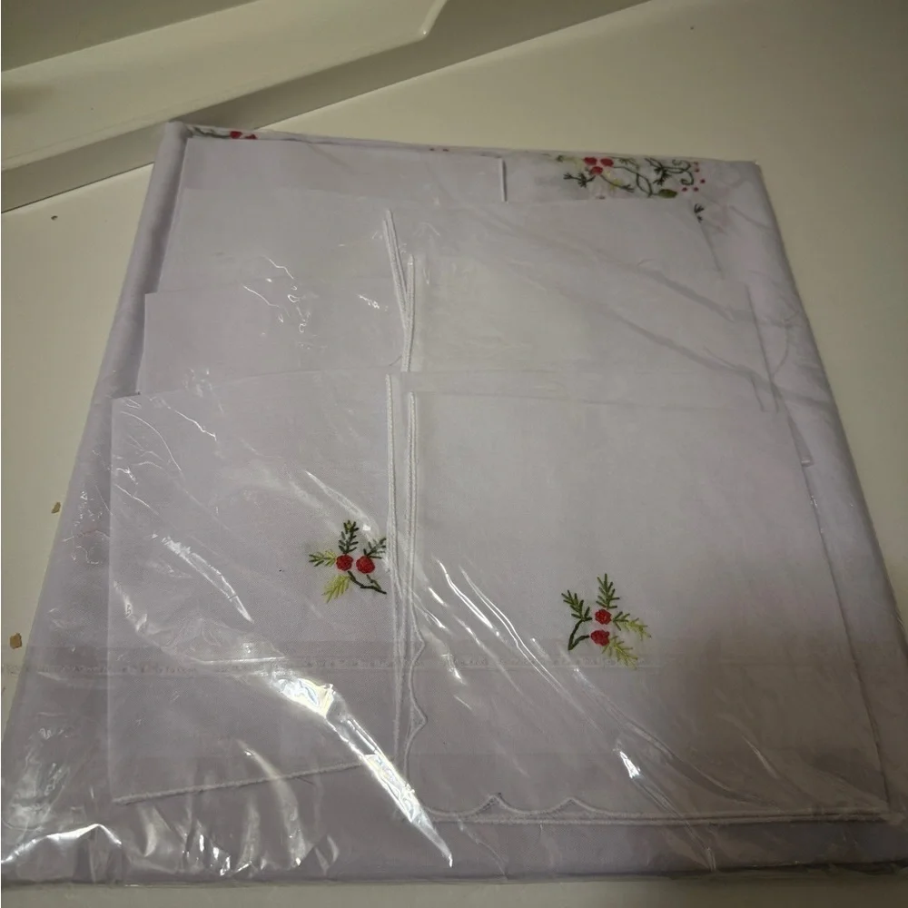 Tablecloth with 8 pices of napkins for the table of six chairs oval shapes chic